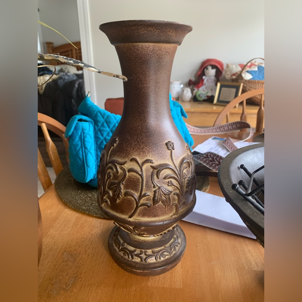 Decorative vase.